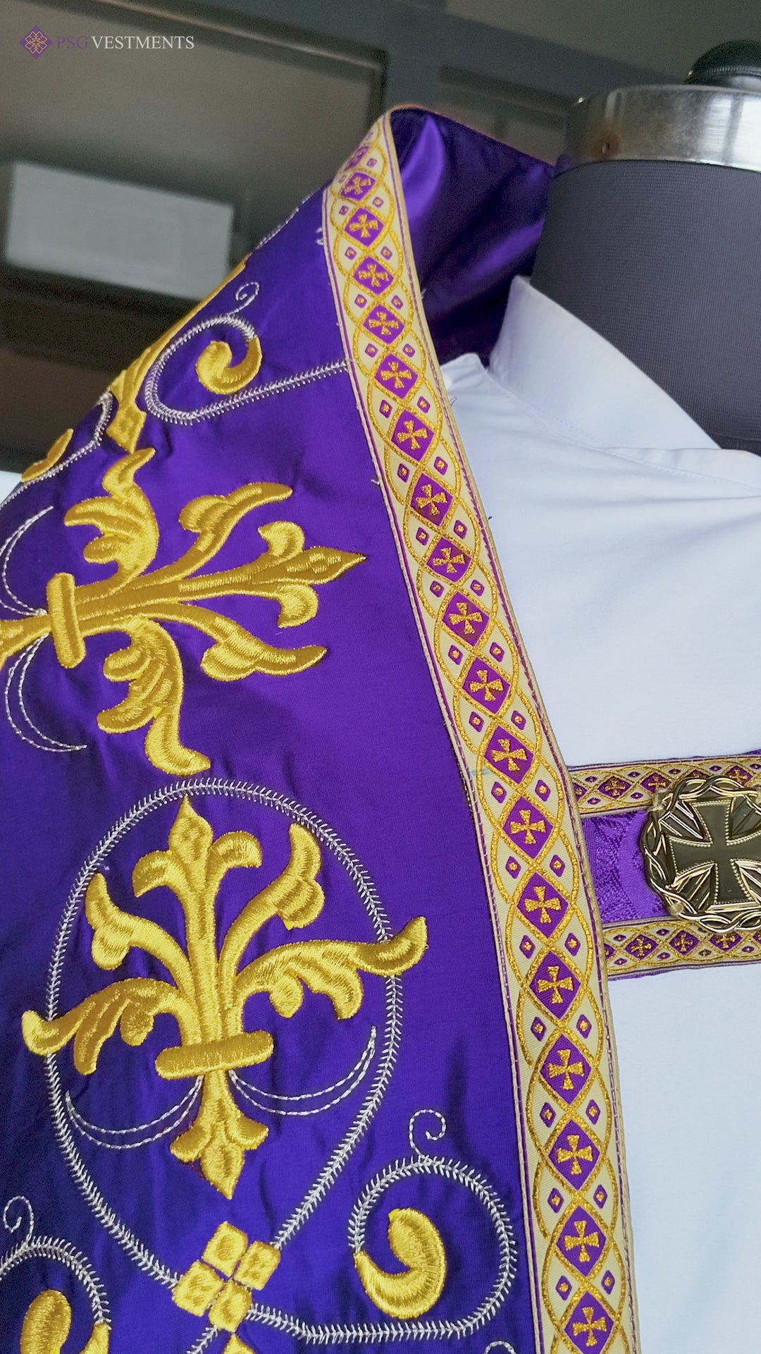 Capa romana con uvas bordadas 