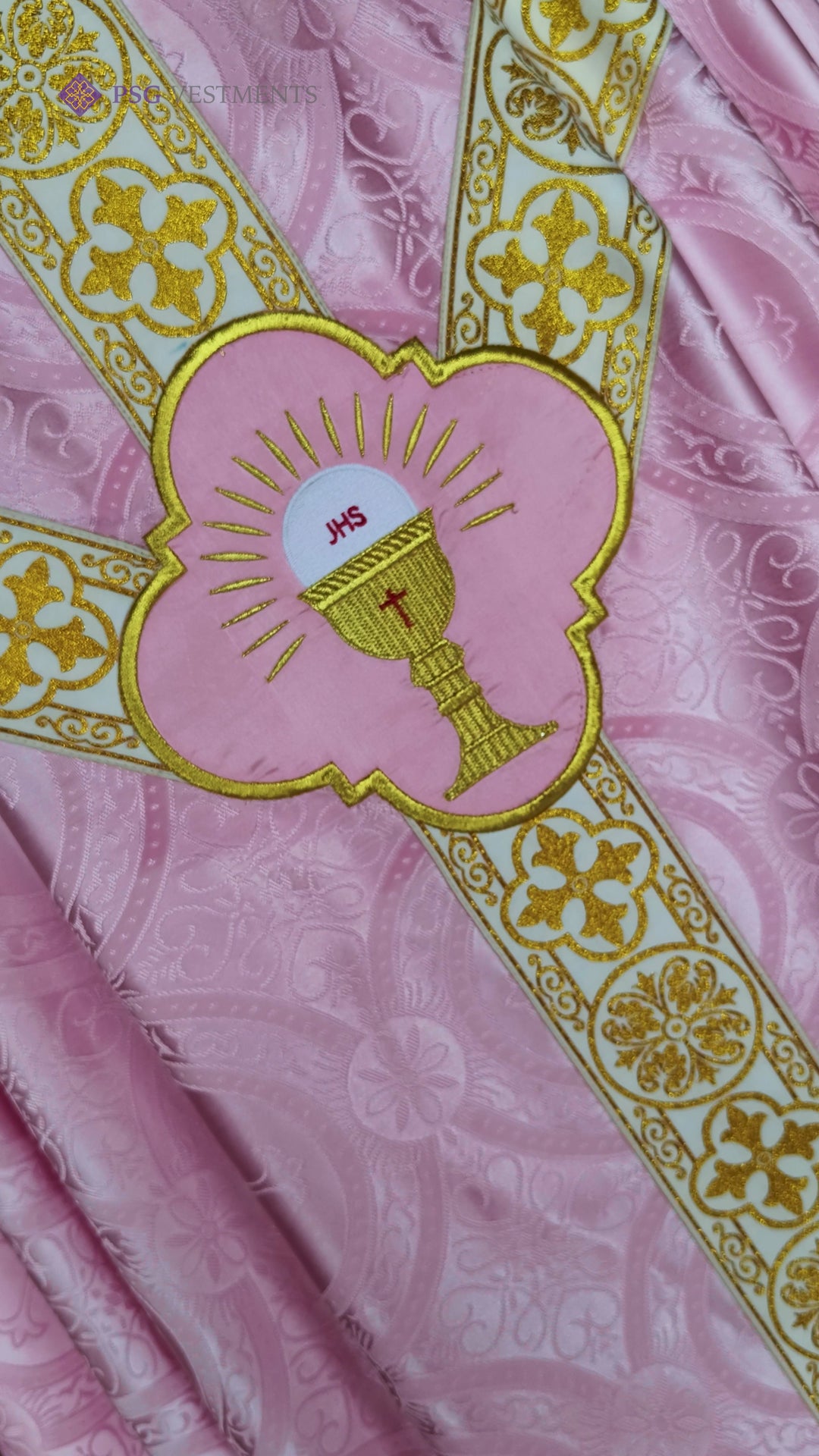 Casulla Pugin adornada con exquisitos hilos de oro blanco trenzados